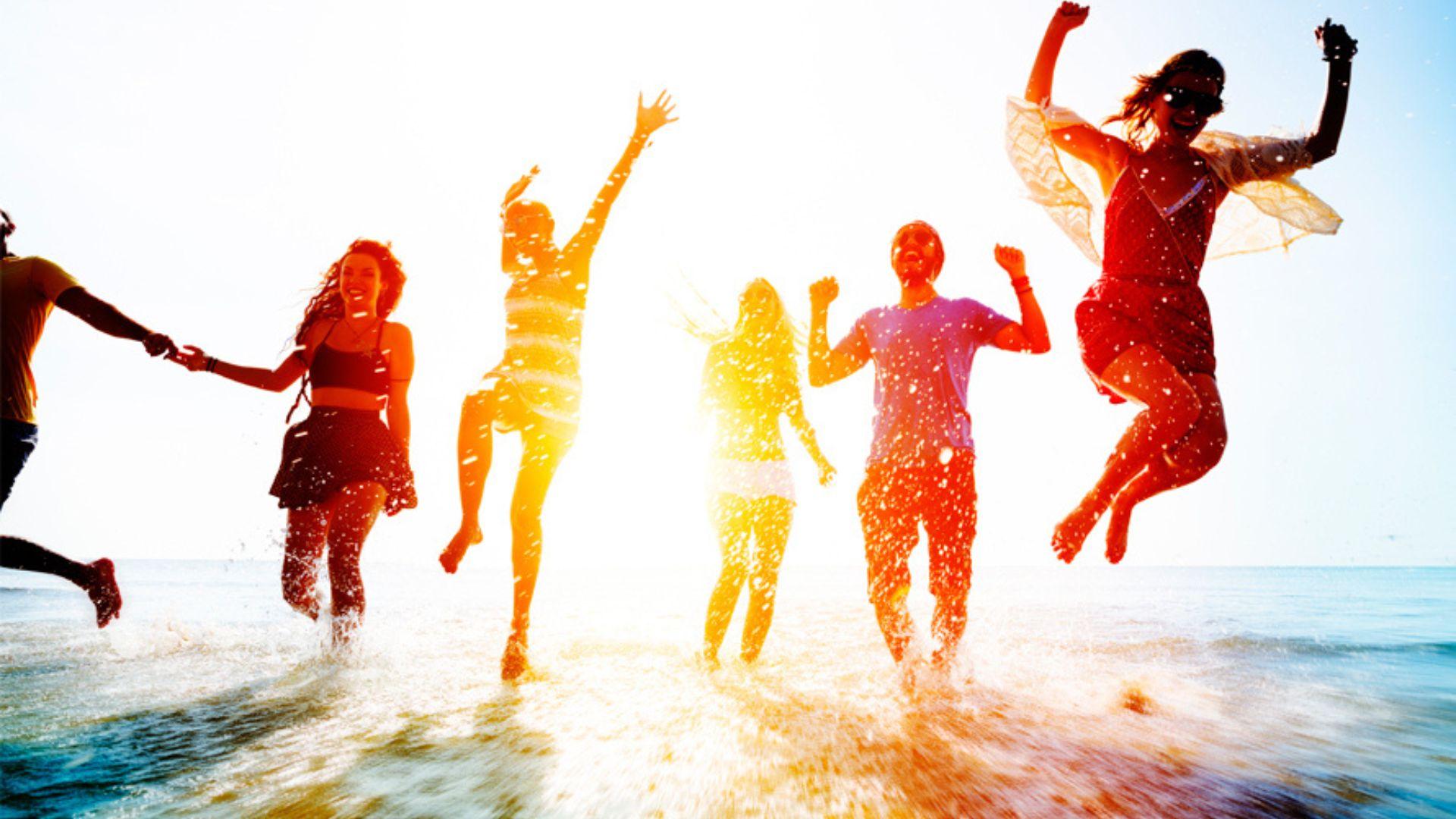 experiences-group-friends-at-the-beach